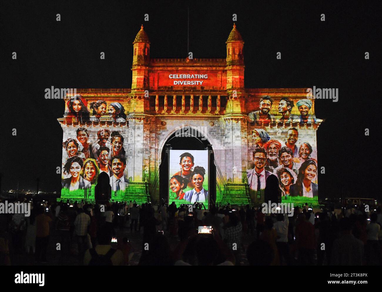 Mumbai, Inde. 25 octobre 2023. Hindustan Petroleum Corporation Limited (HPCL) et son partenaire Chevron lancent les lubrifiants Caltex dans le cadre d’un salon laser à Gateway of India à Mumbai. Crédit : SOPA Images Limited/Alamy Live News Banque D'Images