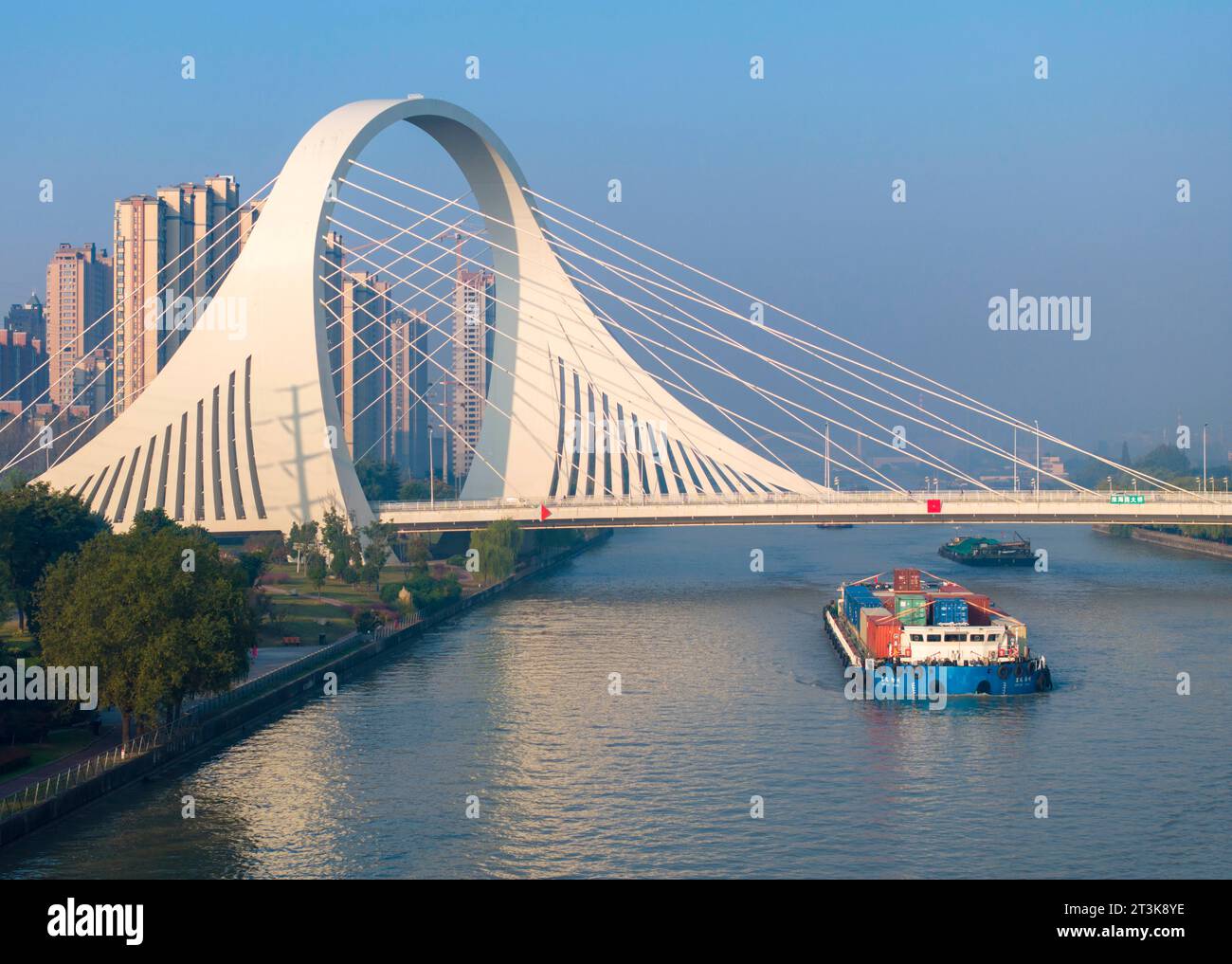 HUAI'AN, CHINE - 26 OCTOBRE 2023 - des navires transportant divers matériaux tels que du charbon et des matériaux de construction naviguent sur l'eau à la section Huai 'an de Banque D'Images