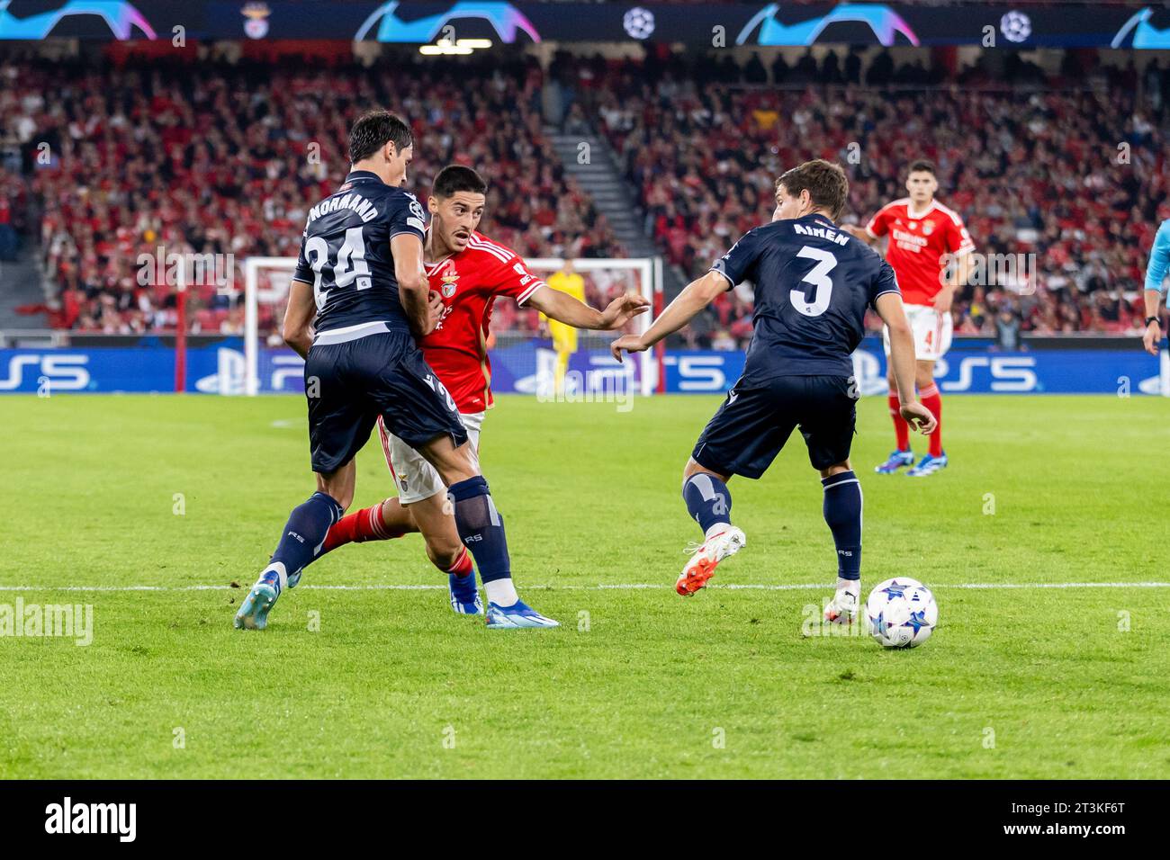 Lisbonne, Portugal. 24 octobre 2023. Robin le Normand (à gauche), Aihen Munoz de Real Sociedad (à droite), et Tiago Gouveia (L2) de SL Benfica vus en action lors du match de l'UEFA Champions League 2023/24 entre Benfica et Real Sociedad au Estádio do Sport Lisboa e Benfica. Score final ; Benfica 0:1 Real Sociedad. (Photo Nuno Branco/SOPA Images/Sipa USA) crédit : SIPA USA/Alamy Live News Banque D'Images