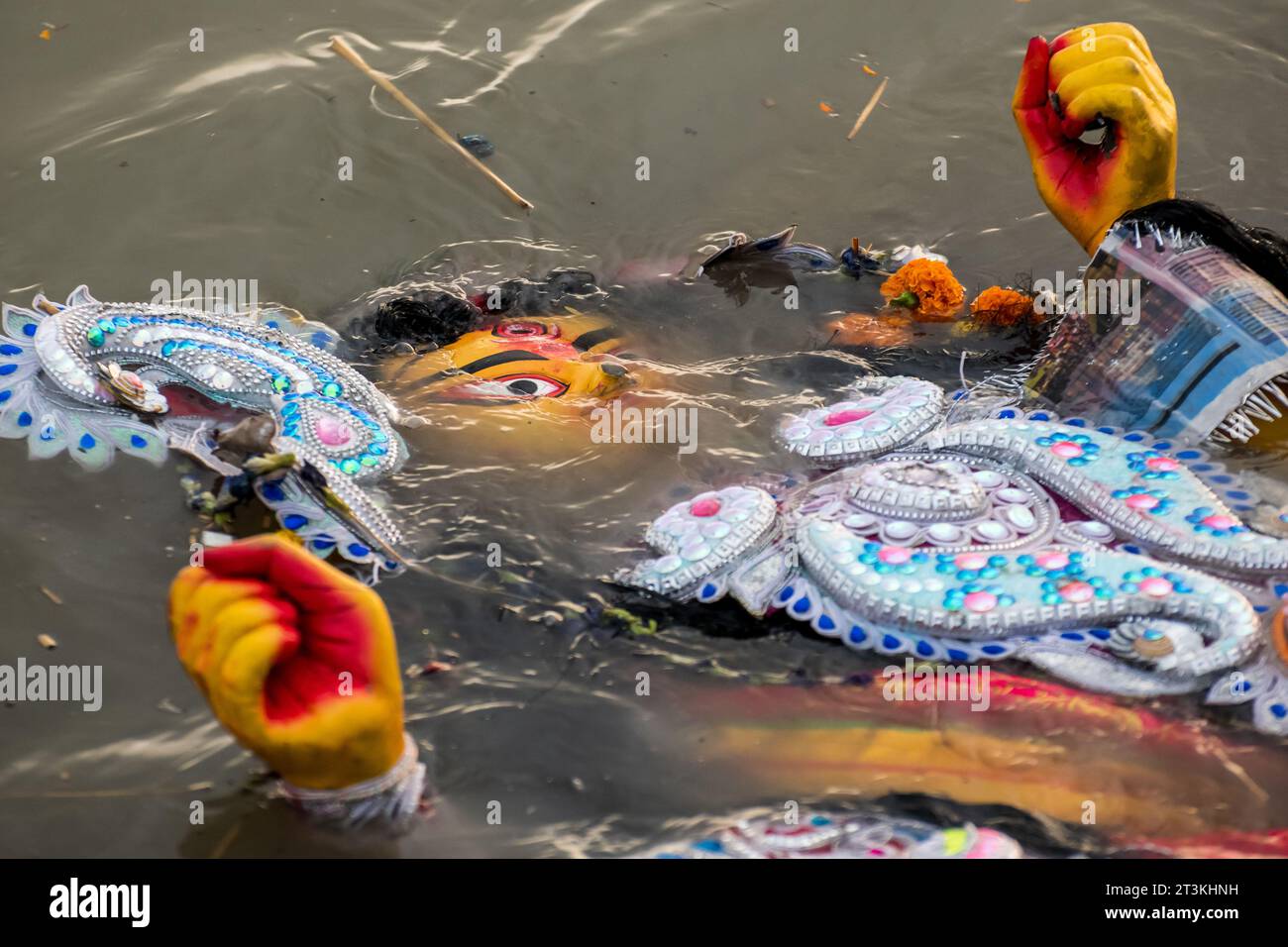 Immersion de la déesse des idoles durga dans la rivière après l'achèvement du festival de quatre jours. Durga est créé par l'argile. Banque D'Images