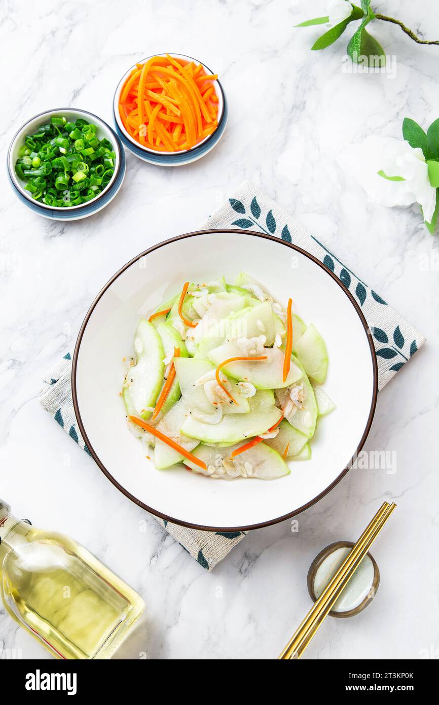 Sautés frites (sautés) lagenaria sicerariae (gourde bouteille), calebasse avec de petites crevettes，vue de dessus Banque D'Images