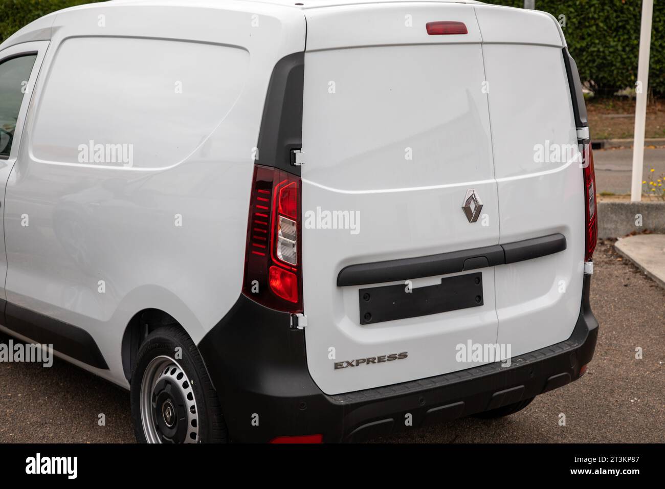 Bordeaux , France - 10 19 2023 : marque logo Renault kangoo Van et panneau de texte véhicule industriel professionnel Banque D'Images