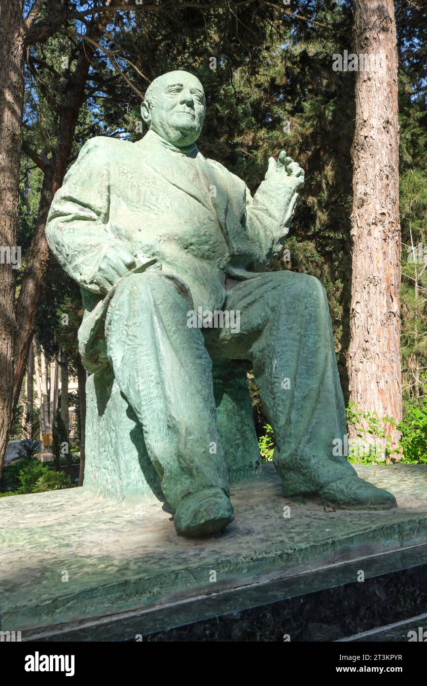 Une des tombes et statues dans le parc. Au cimetière public de la statue de l'allée d'honneur et parc commémoratif à Bakou, Azerbaïdjan. Banque D'Images