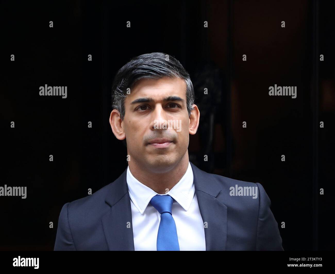 Londres, Royaume-Uni, le 25 octobre 2023, le Premier ministre britannique Rishi Sunak quitte le 10 Downing Street pour assister aux questions hebdomadaires du Premier ministre du PMQ au Parlement. Banque D'Images