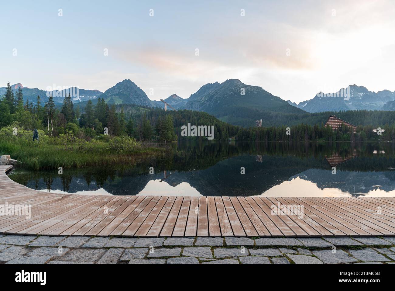 Lac Strbske pleso avec des pics sur le fond dans les montagnes des Hautes Tatras en Slovaquie pendant l'été tôt le matin avant le lever du soleil Banque D'Images