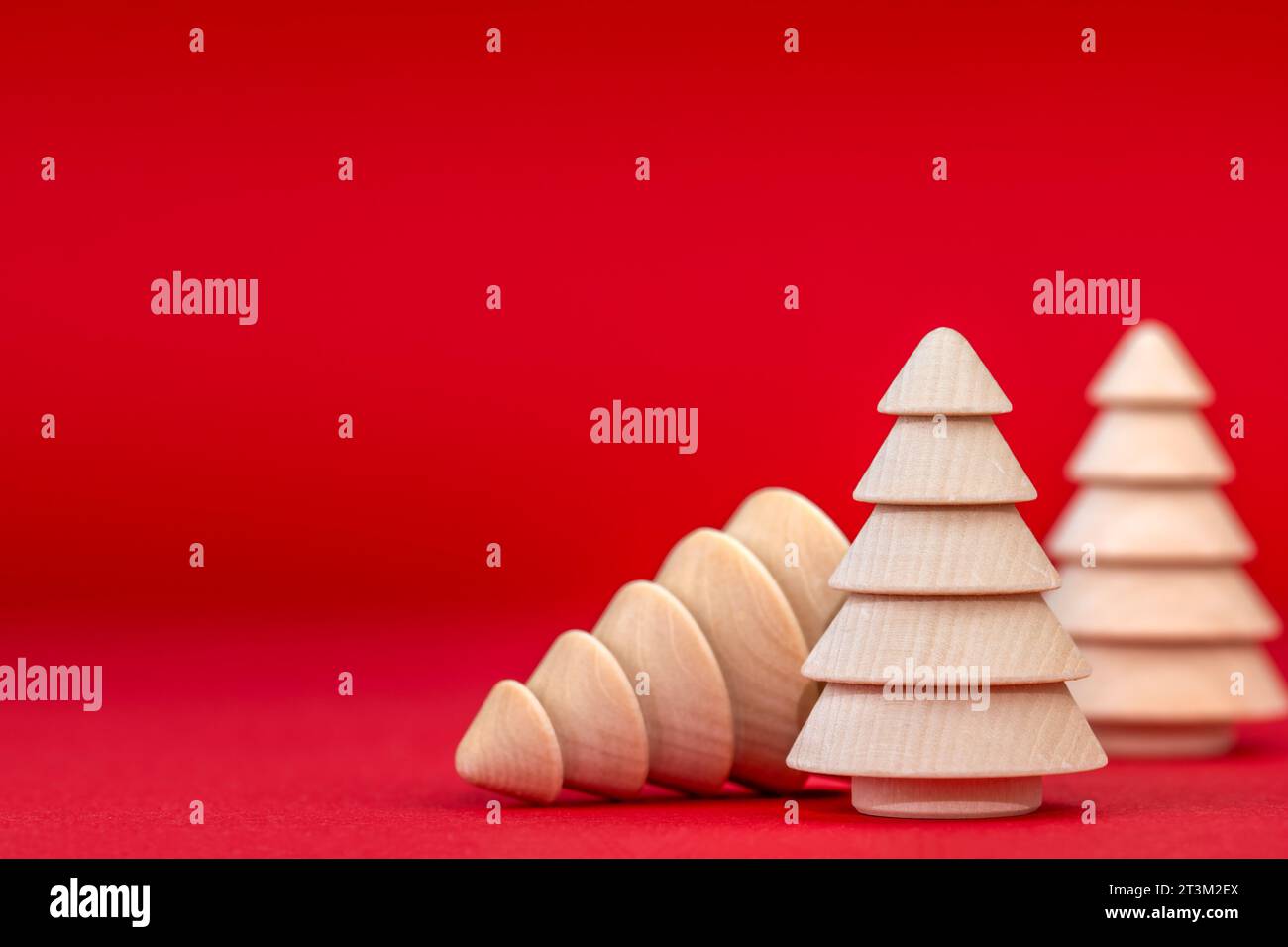 Fond de Noël dans le style vintage. Décoration d'arbres de Noël en bois sur un fond rouge avec ombre douce. Joyeux Noël et cartes de vacances celeb Banque D'Images Fond de Noël dans le style vintage. Décoration d'arbres de Noël en bois sur un fond rouge avec ombre douce. Joyeux Noël et cartes de vacances celeb Banque D'Images