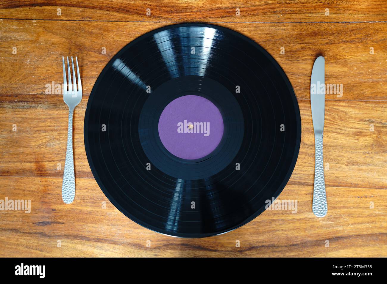 Disque vintage au lieu de dîner assiette avec couteau et fourchette. Concept de bon goût. Banque D'Images