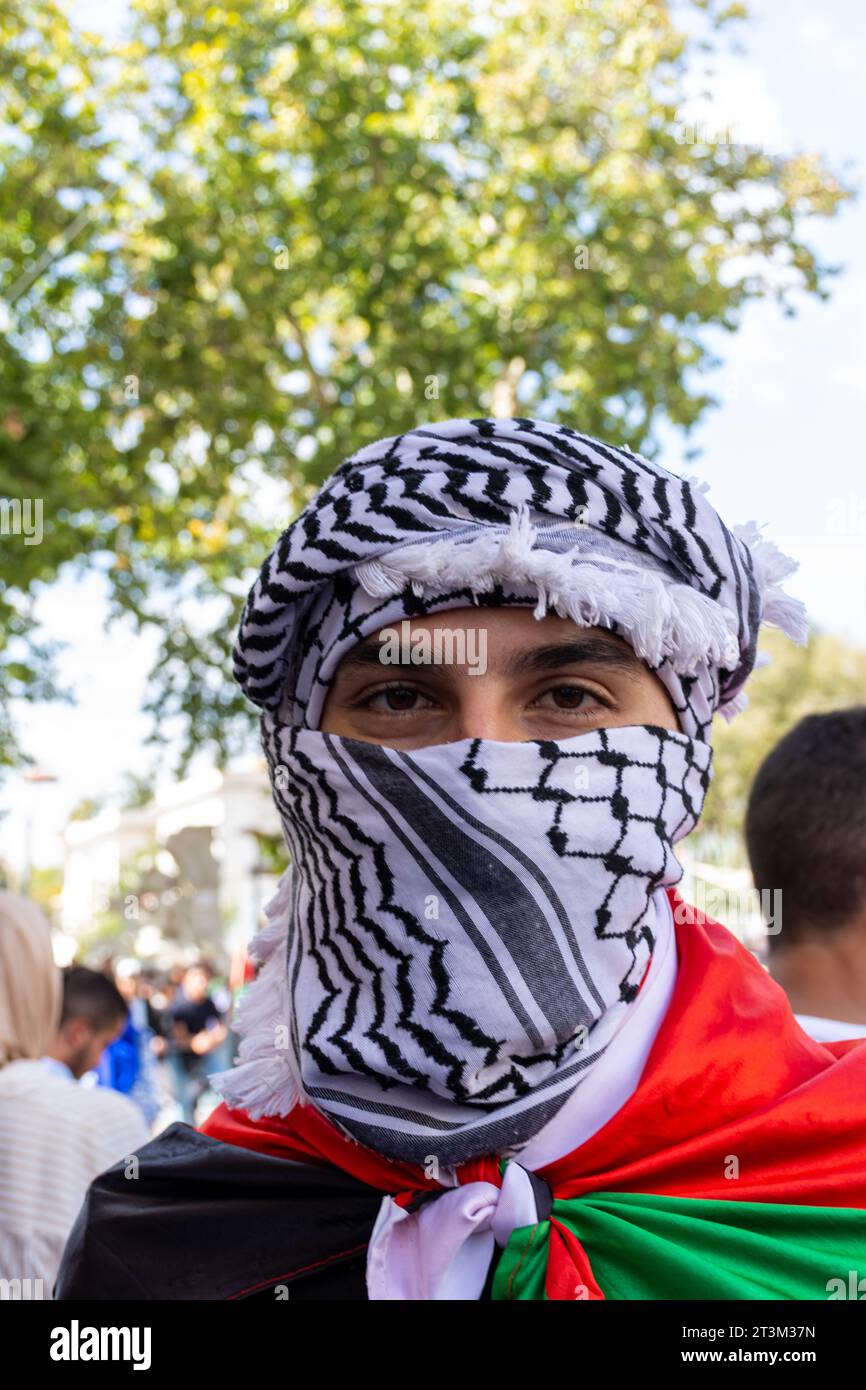 Refermez un jeune homme portant un foulard traditionnel palestinien (keffiyeh) et se couvrant le visage lors de la manifestation dans la ville de Sétif. Algérie. Banque D'Images