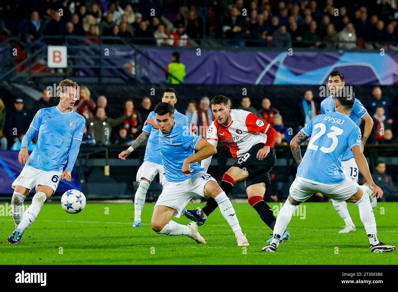 ROTTERDAM, PAYS-BAS - OCTOBRE 25 : Nicolo Casale (SS Lazio) et Santiago Gimenez (Feyenoord Rotterdam) pendant le Groupe E - UEFA Champions League 20 Banque D'Images