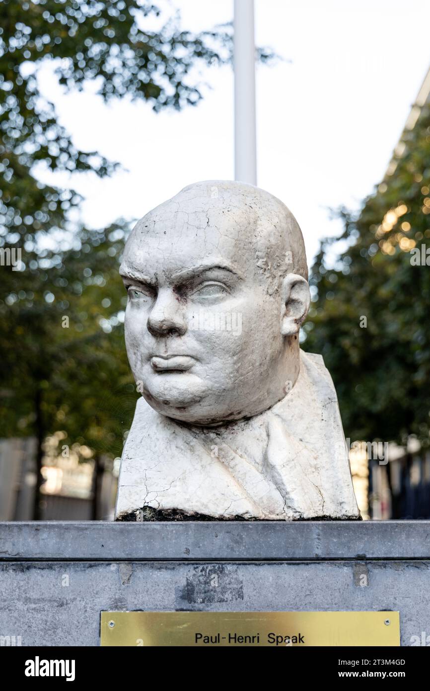 Buste de Paul-Henri Spaak, ancien Premier ministre, devant la gare de Bruxelles midi, Bruxelles, Belgique Banque D'Images