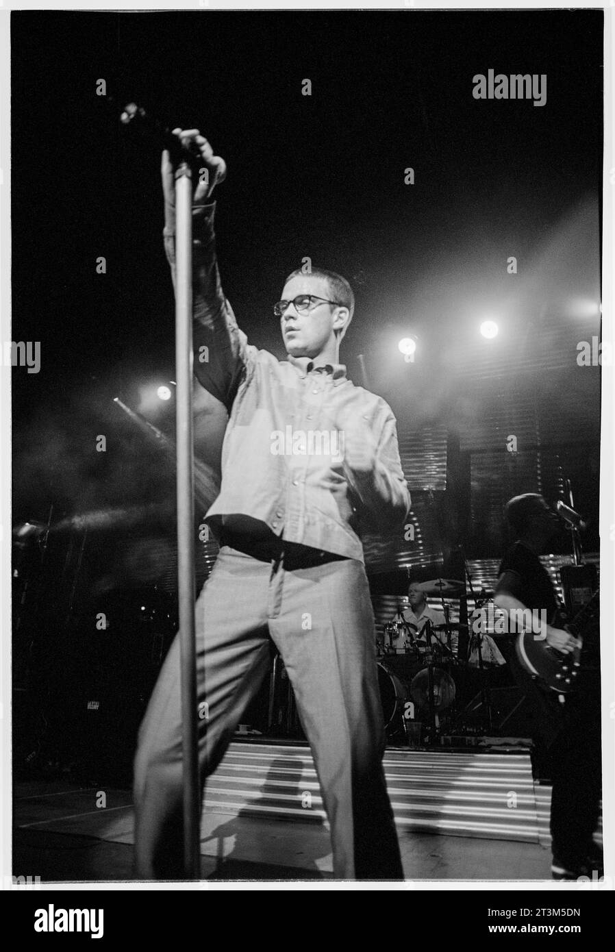 ROBBIE WILLIAMS, CHANTEUR, PREMIÈRE TOURNÉE, 1997 : Robbie Williams joue live avec son premier album Life Through a Lens lors de sa première tournée solo au Newport Centre à Newport, pays de Galles, Royaume-Uni, le 4 octobre 1997. Photographie : Rob Watkins Banque D'Images