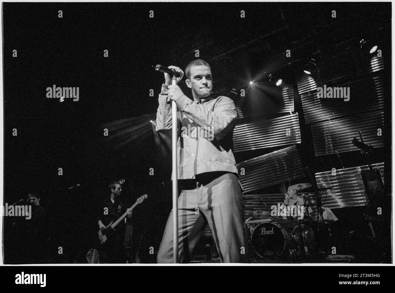 ROBBIE WILLIAMS, CHANTEUR, PREMIÈRE TOURNÉE, 1997 : Robbie Williams joue live avec son premier album Life Through a Lens lors de sa première tournée solo au Newport Centre à Newport, pays de Galles, Royaume-Uni, le 4 octobre 1997. Photographie : Rob Watkins Banque D'Images