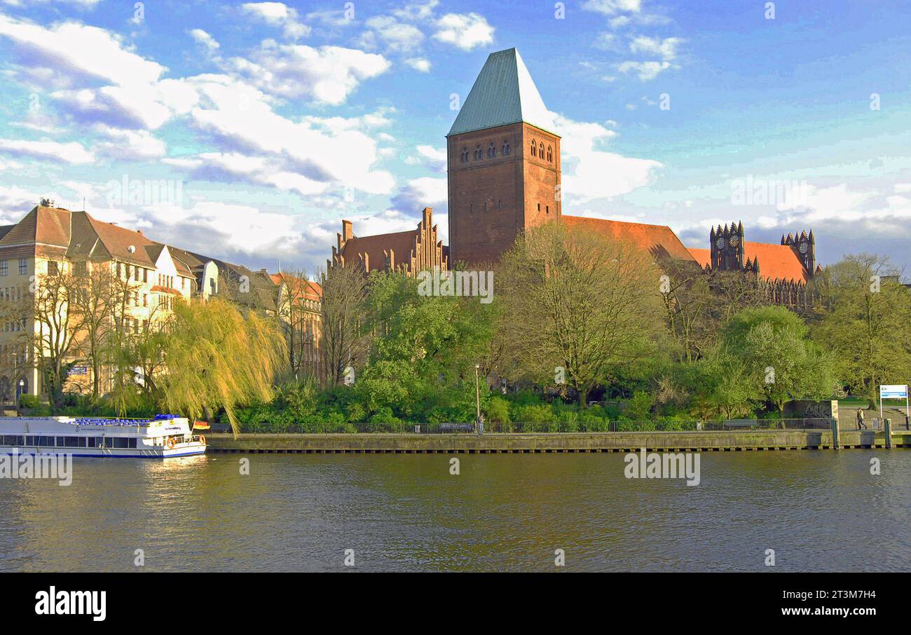 Archivfoto 23042008, Berlin/Mitte-Tiergarten : Das Maerkische Museum feiert in diesem Jahr seinen 100WRGeburtstag. Anlaesslich des 100. Jubilaeums der Eroeffnung zeigt die Ausstellung GEFUEHLTE GESCHICHTE einen virtuellen durch das Museumsensemble von 1908 ab 11.avril 2008 - 01. Février 2009. Aktuell erfolgte gestern, 25.10.2023 die Schluesseluebergabe an die Baufirmen, die jetzt fuer ca 4 Jahre mit der Totalsanierung des Museums und Erweiterung mit Marinehaus l.i. Foto andere Strassenseite befosst sind. *** Archivfoto 23042008, Berlin Mitte Tiergarten le musée Maerkisches célèbre son Banque D'Images