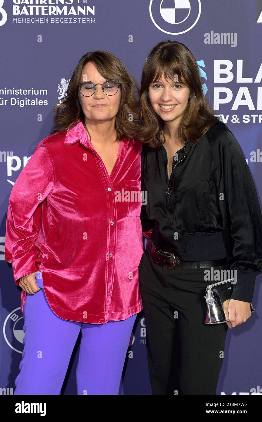 Charlotte Link mit Tochter Pauline Graf BEI der Verleihung vom Blauer Panther - TV & Streaming Award 2023 in der BMW Welt. München, 25.10.2023 *** Charlotte lien avec sa fille Pauline Graf à la présentation du Blue Panther TV Streaming Award 2023 à BMW Welt Munich, 25 10 2023 Foto:XF.xKernx/xFuturexImagex panther 6283 crédit : Imago/Alamy Live News Banque D'Images