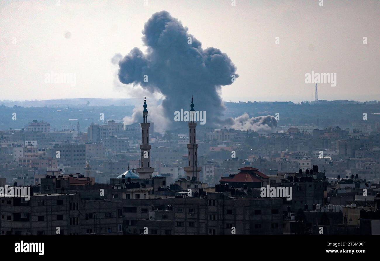 Les frappes aériennes israéliennes continuent de bombarder Gaza, incendiant des districts entiers et remplissant des morgues de Palestiniens morts alors qu’Israël se vengeait des attaques du Hamas qui ont déclenché certaines des pires saignements en 75 ans de conflit. Palestine. Banque D'Images