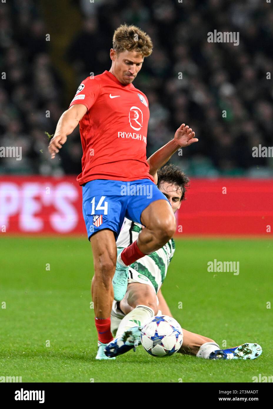 Glasgow, Écosse, 25 octobre 2023. Marcos Llorente de l'Atletico Madrid et Paulo Bernardo du Celtic lors du match de l'UEFA Champions League au Celtic Park, Glasgow. Le crédit photo devrait se lire : Neil Hanna / Sportimage Banque D'Images