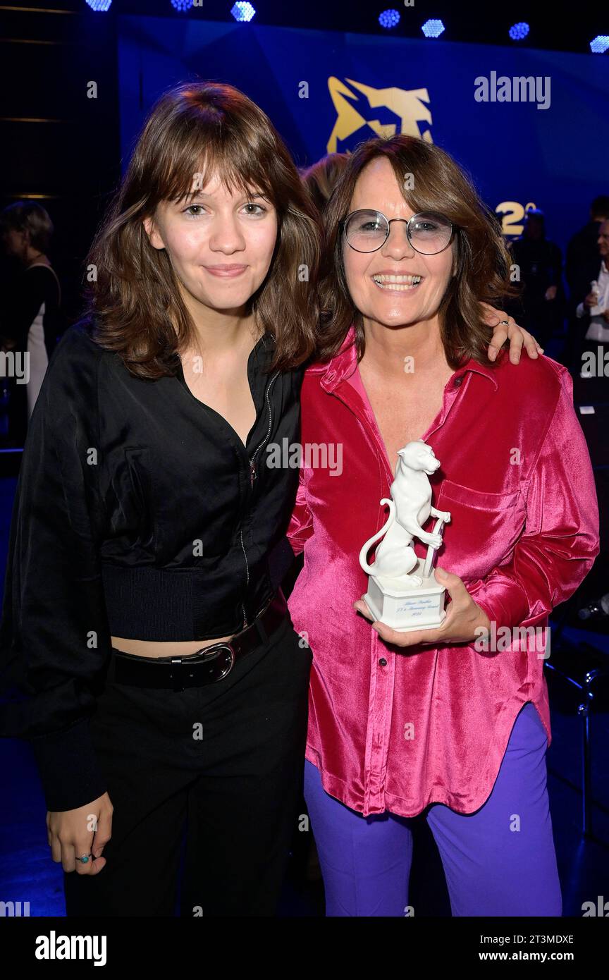 Charlotte Link mit Tochter Pauline Graf BEI der Verleihung vom Blauer Panther - TV & Streaming Award 2023 in der BMW Welt. München, 25.10.2023 *** Charlotte lien avec sa fille Pauline Graf à la présentation du Blue Panther TV Streaming Award 2023 à BMW Welt Munich, 25 10 2023 Foto:XF.xKernx/xFuturexImagex panther 8104 crédit : Imago/Alamy Live News Banque D'Images