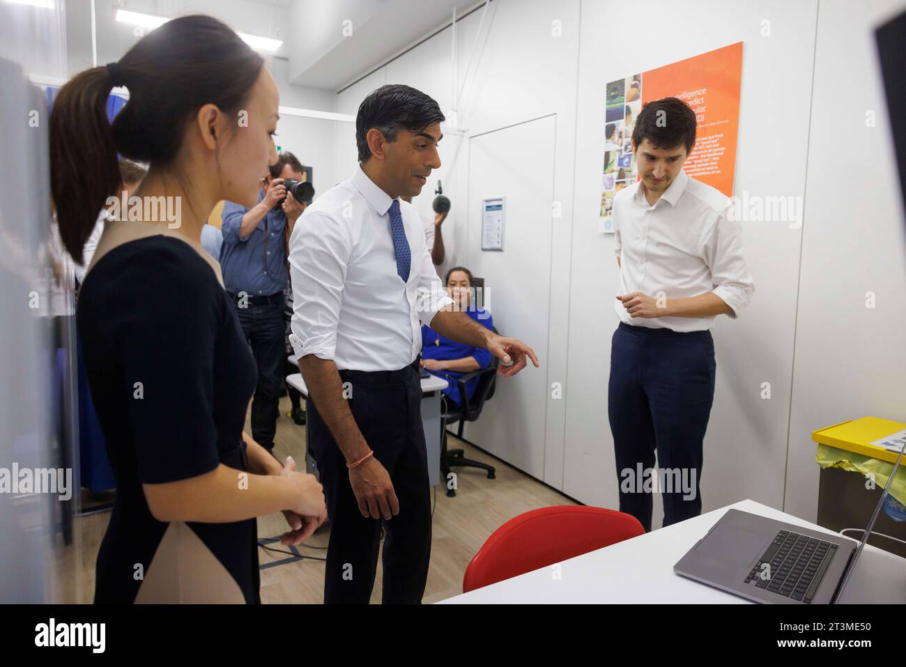 Le Premier ministre Rishi Sunak visite Moorfields Eye Hospital où on