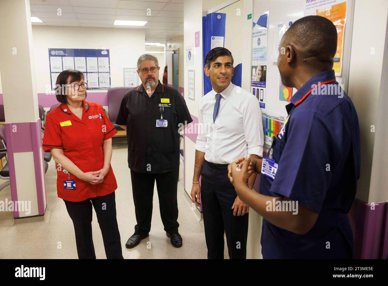 Le Premier ministre Rishi Sunak visite Moorfields Eye Hospital où on