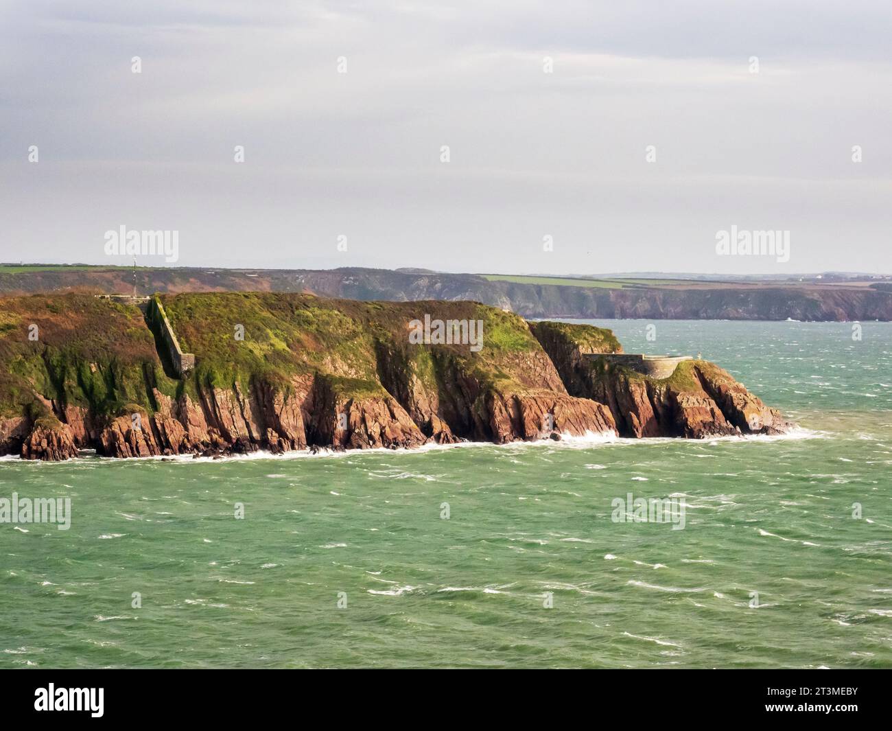 Des mers agitées explosées par Storm Babet au large de Dale point à Dale, Pembrokeshire, pays de Galles, Royaume-Uni. Banque D'Images