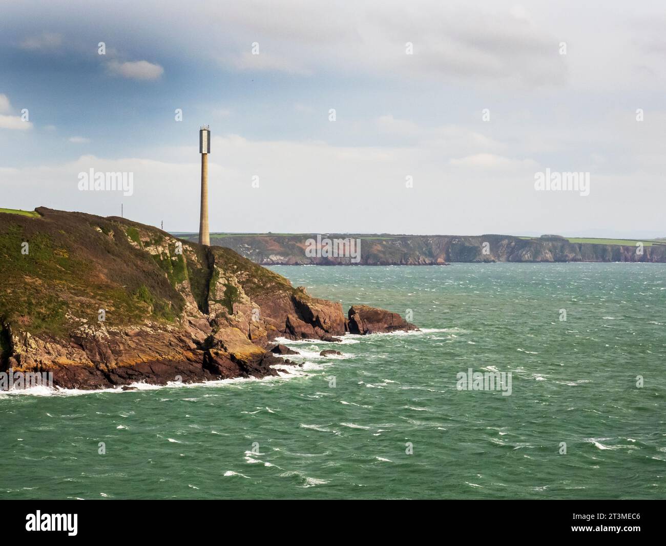 Un phare, un type de phare sur Watwick point près de Dale pour aider à guider les pétroliers dans Milford Haven, Pembrokeshire, pays de Galles, Royaume-Uni. Banque D'Images