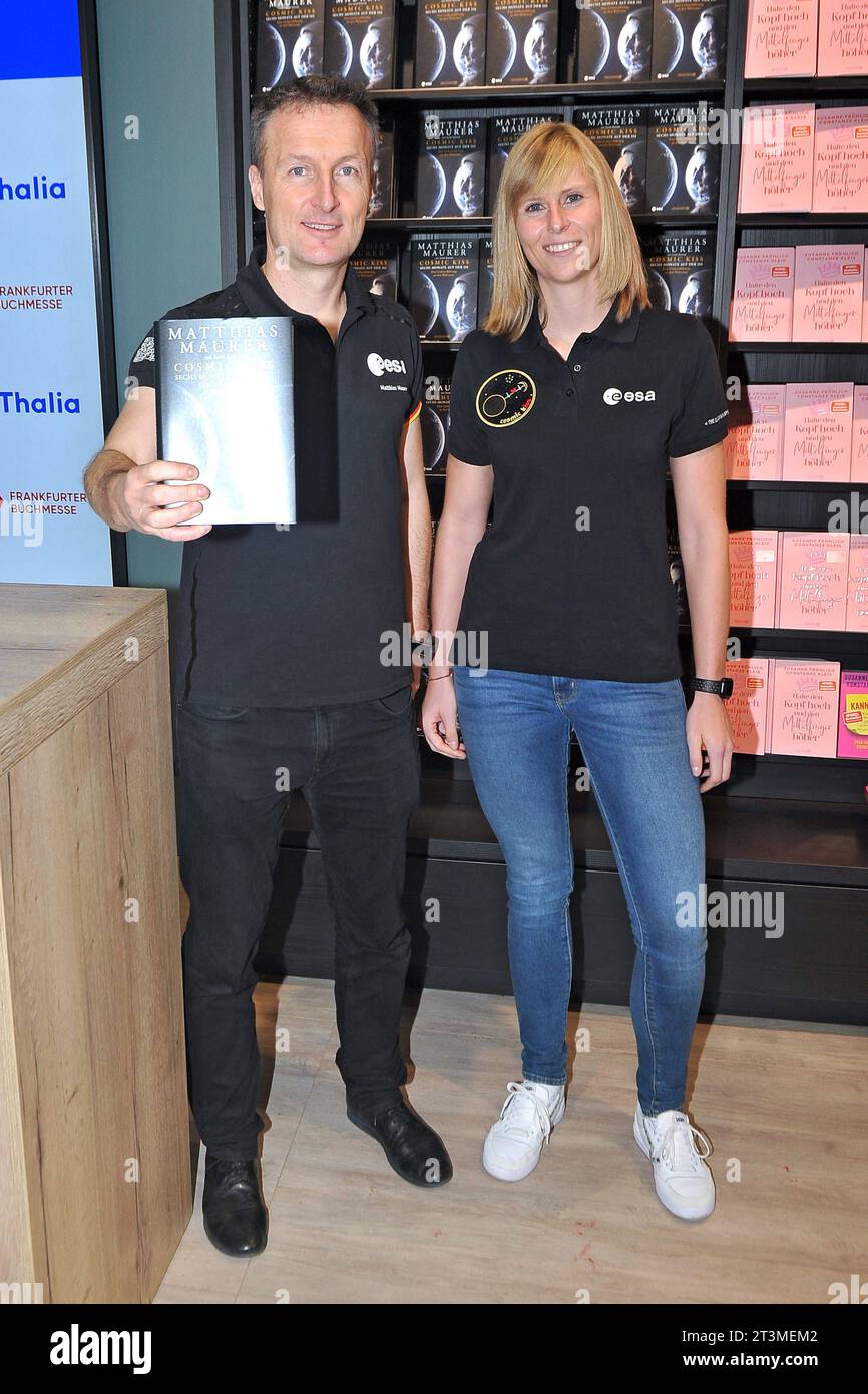 Frankfurter Buchmesse 2023. Matthias Maurer et Sarah Konrad am 21.10.2023 auf der Frankfurter Buchmesse. 20231021MWI107202 *** Foire du livre de Francfort 2023 Matthias Maurer et Sarah Konrad sur 21 10 2023 à la Foire du livre de Francfort 20231021MWI107202 crédit : Imago/Alamy Live News Banque D'Images