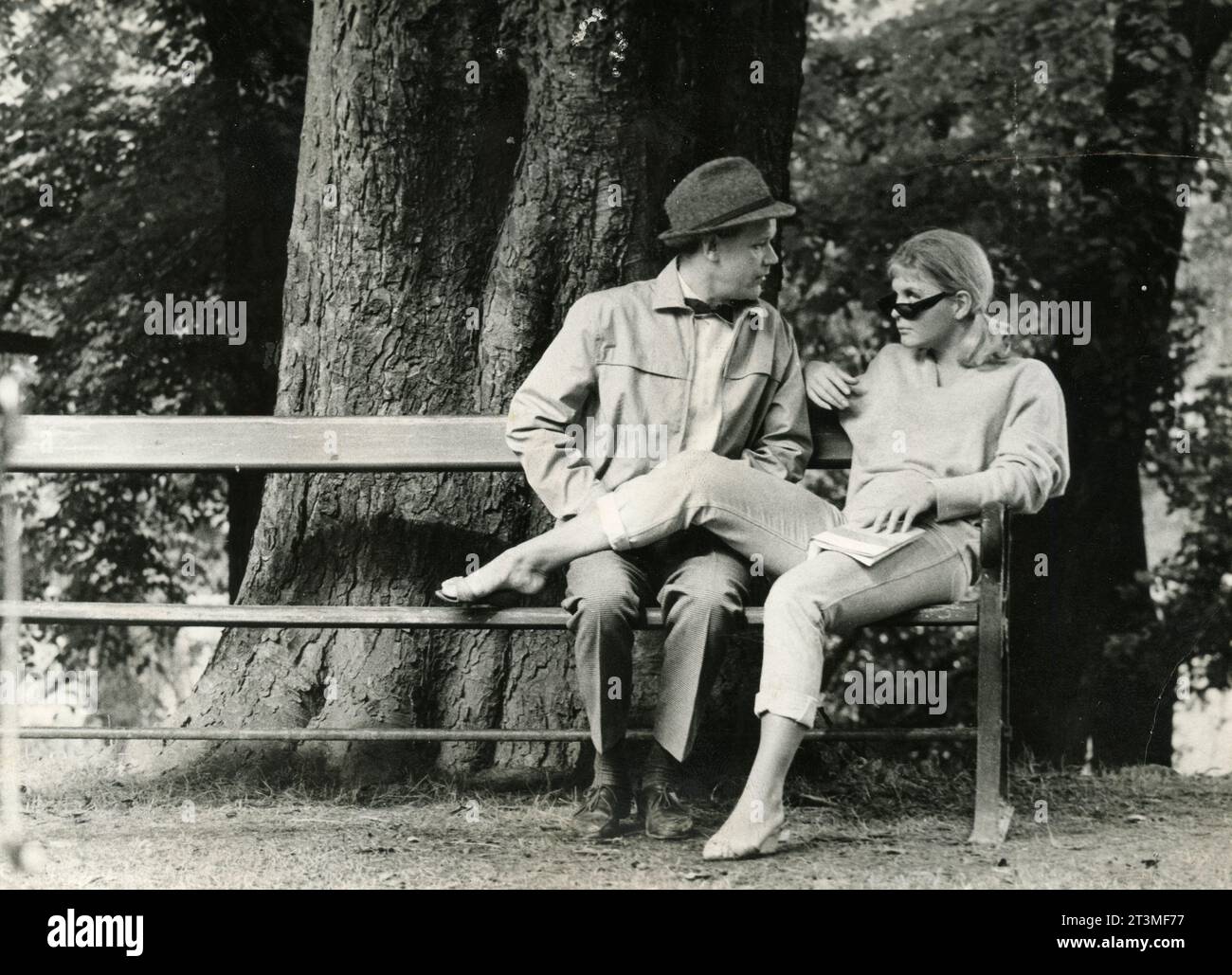 Les acteurs danois Jørgen RYG et l'actrice Lone Hertz dans le film School for suicide (Selvmordsskolen), Danemark 1964 Banque D'Images