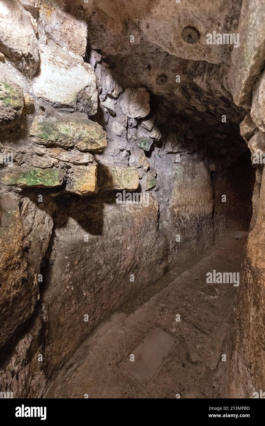 Jérusalem, Israël - 13 octobre 2017 : tunnel souterrain du mur occidental avec passage de canal d'eau Hasmonean le long des murs du mont du Temple dans la vieille ville Banque D'Images