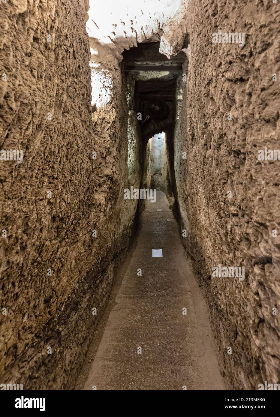 Jérusalem, Israël - 13 octobre 2017 : tunnel souterrain du mur occidental avec passage de canal d'eau Hasmonean le long des murs du mont du Temple dans la vieille ville Banque D'Images