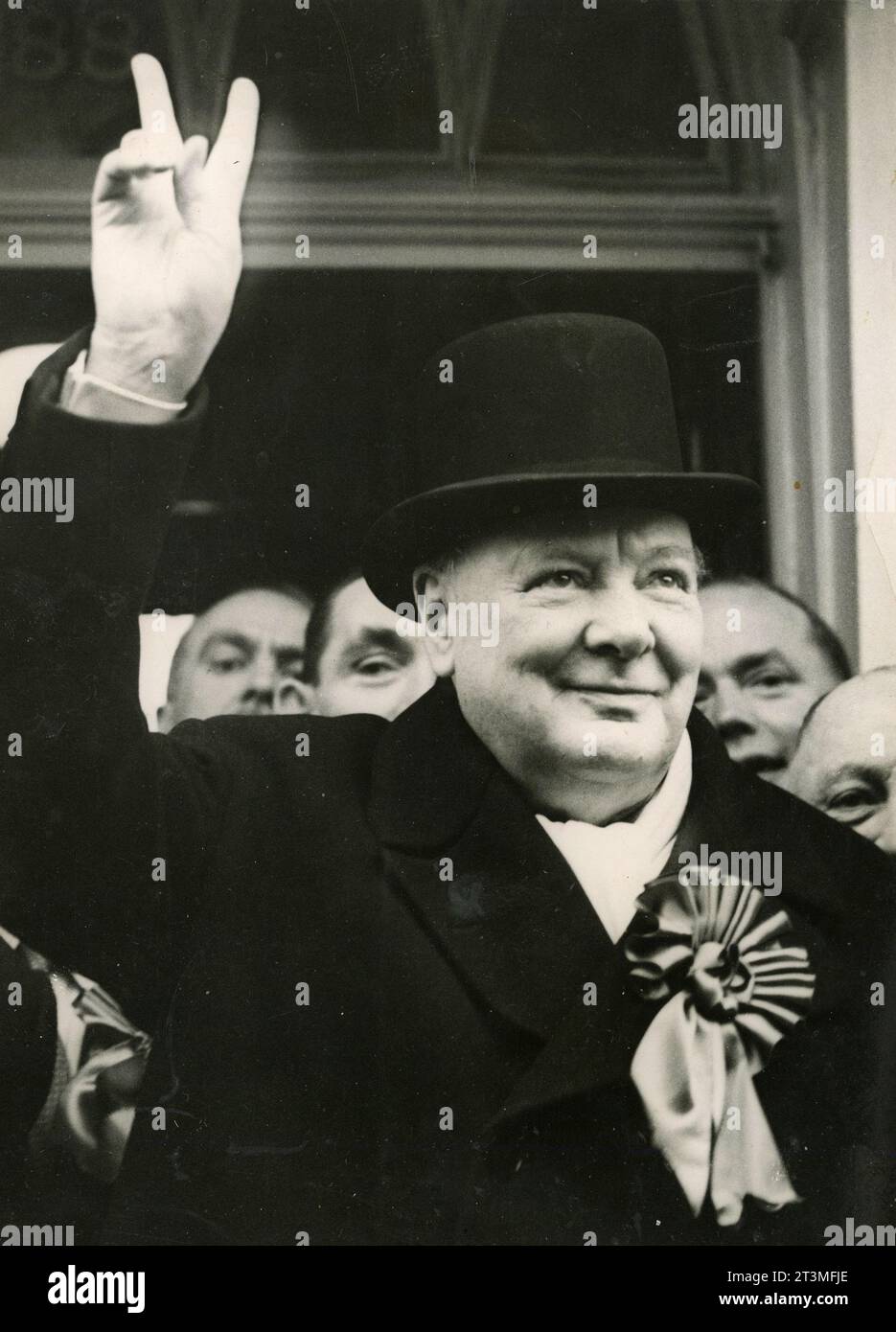 Le politicien britannique PM Winston Churchill donne le signe V au Costitutional Club lors des élections, Londres, Royaume-Uni 1949 Banque D'Images