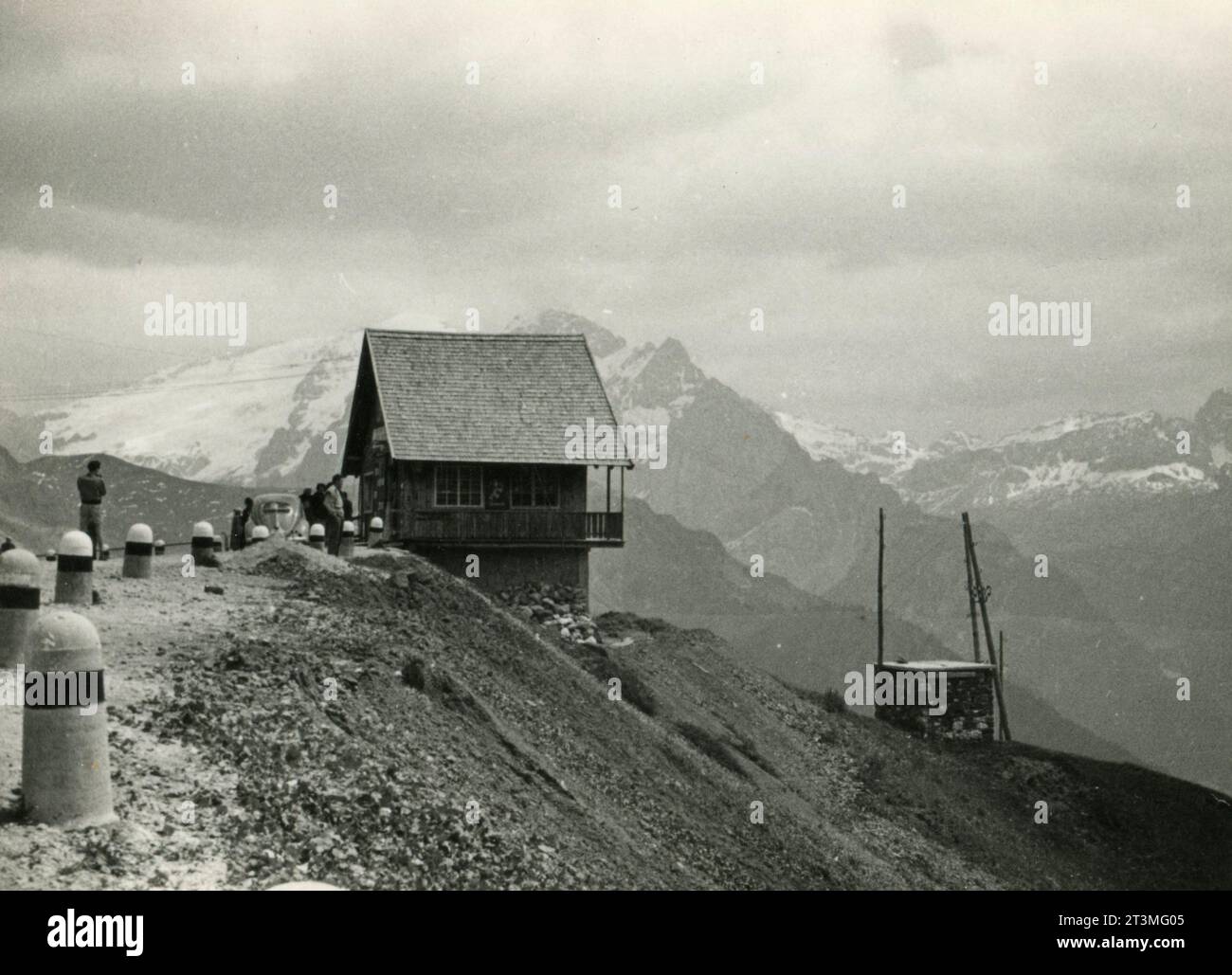 Vue de la montagne Marmolada depuis Passo Sella, Italie des années 1950 Banque D'Images