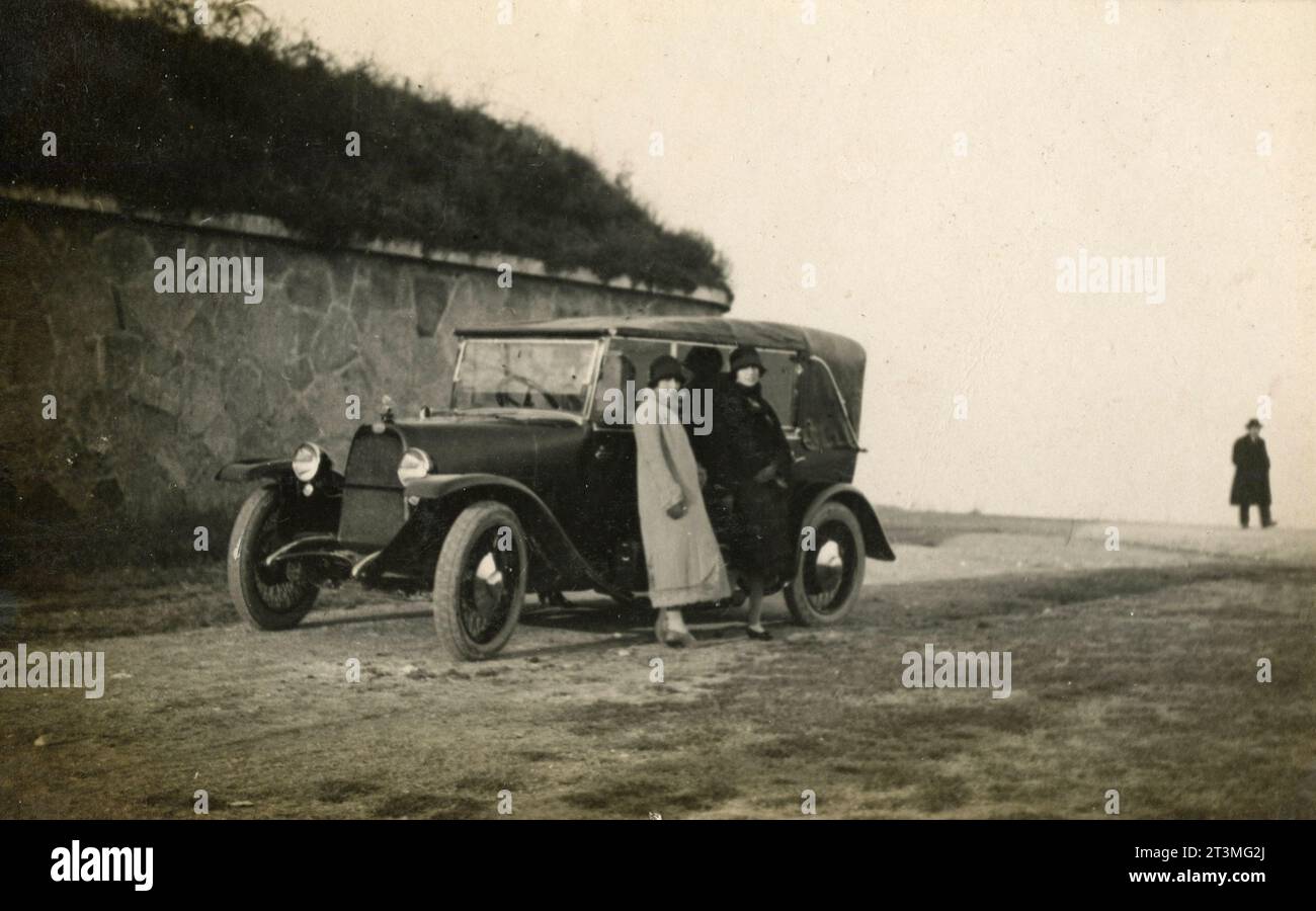 Sortie hivernale avec la voiture au bord de la mer, Italie des années 1930 Banque D'Images