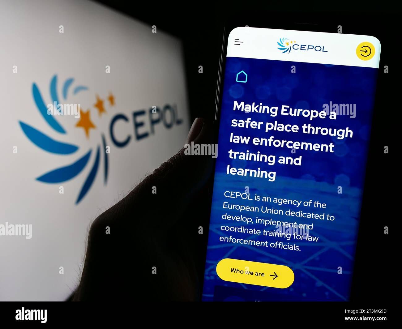 Titulaire d’un smartphone avec le site Internet de l’Agence de l’Union européenne pour la formation des services répressifs (CEPOL) et logo. Concentrez-vous sur le centre de l'écran du téléphone. Banque D'Images