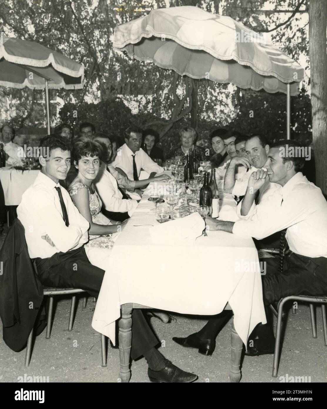 Grande fête de famille déjeuner à l'extérieur, Italie 1961 Banque D'Images