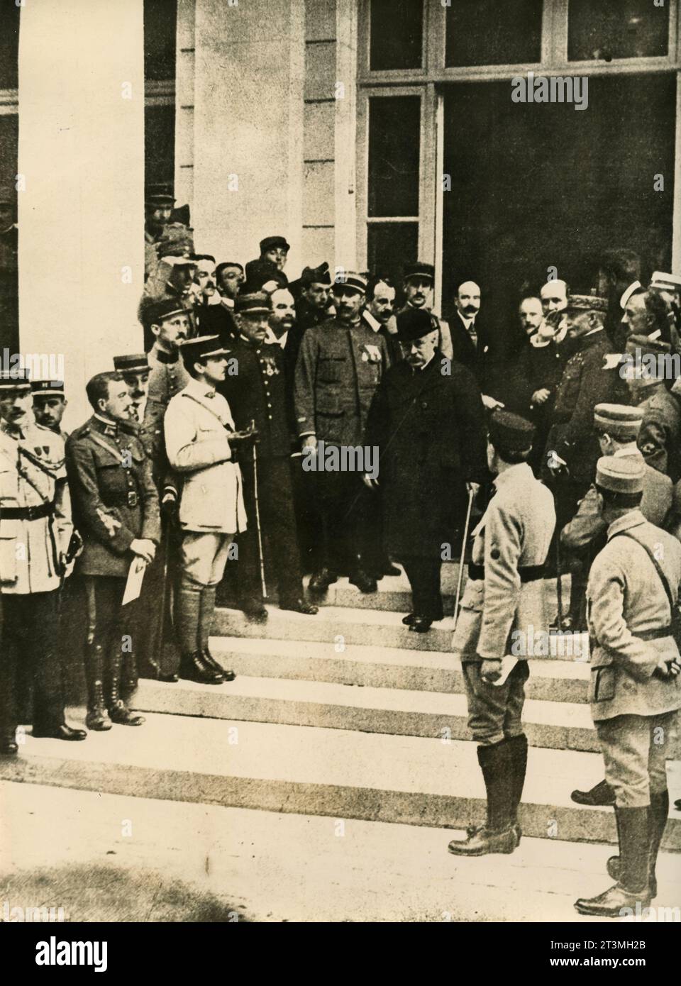 Le juriste et homme politique italien Vittorio Emanuele Orlando quitte la Conférence de paix de Versailles, le 7 mai 1919 Banque D'Images