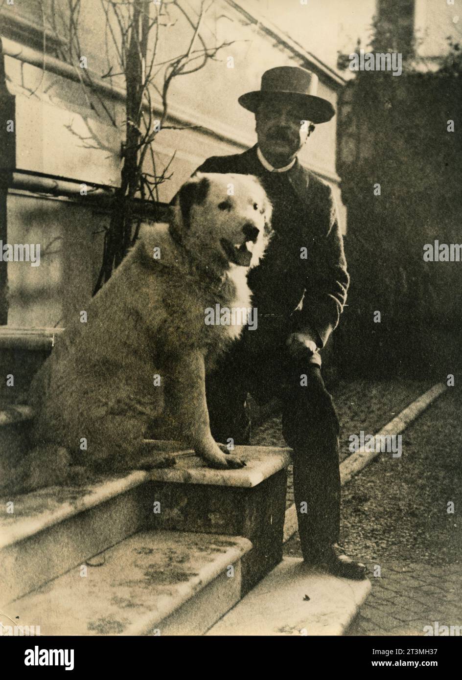 Juriste et homme politique italien Vittorio Emanuele Orlando et son chien Leo, Italie 1915 Banque D'Images