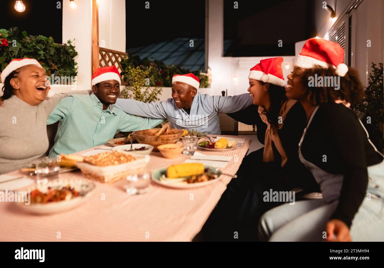 Famille africaine heureuse célébrer les vacances de Noël en dînant ensemble à la maison Banque D'Images