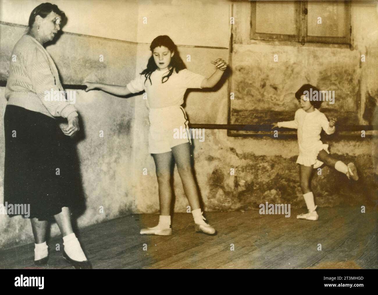 Danseuse de ballet russe Julia Sedova enseignant Rebecca et Yasmine, filles de Rita Hayworth, Cannes France 1955 Banque D'Images
