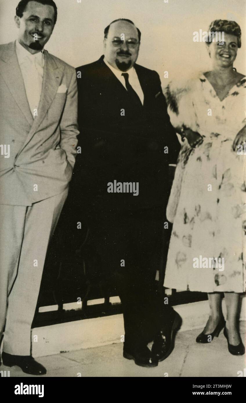 Le roi Farouk d'Égypte avec son secrétaire et Madame Brunel, Deauville, France 1955 Banque D'Images