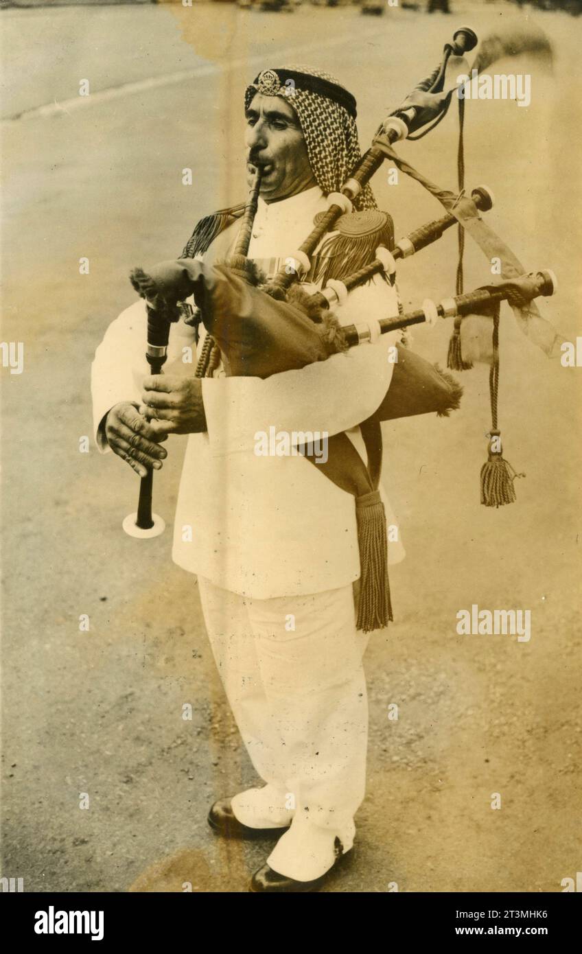 Nagib Issa Khalil avec l'uniforme blanc de la Légion arabe dans la nuit de l'armée britannique, Londres UK 1955 Banque D'Images