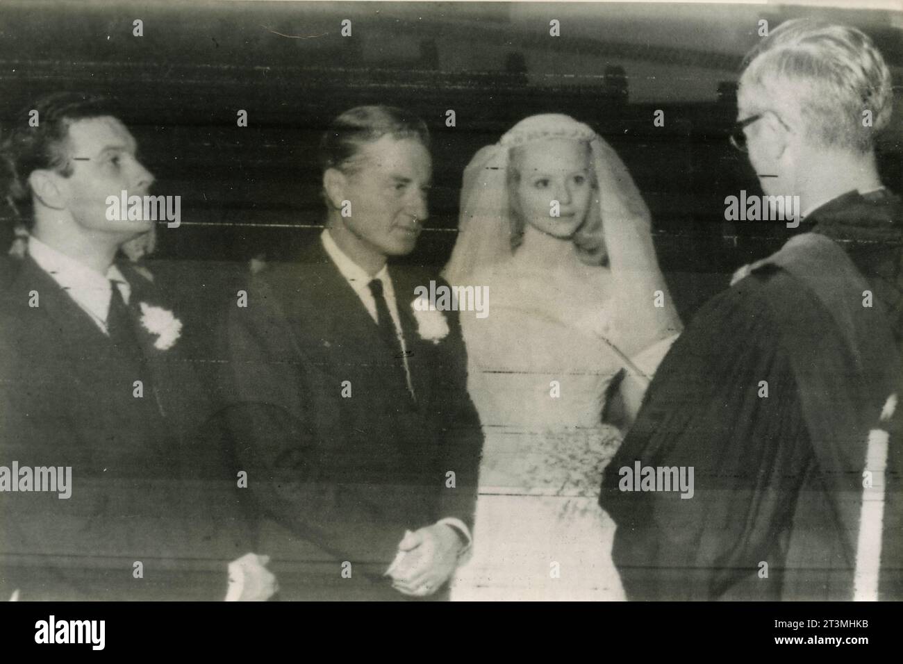 Mariage de l'homme d'affaires français Claude Dauphin avec l'actrice américaine Norma Mae Eberhardt, à gauche l'acteur français Louis Jourdan, France 1955 Banque D'Images