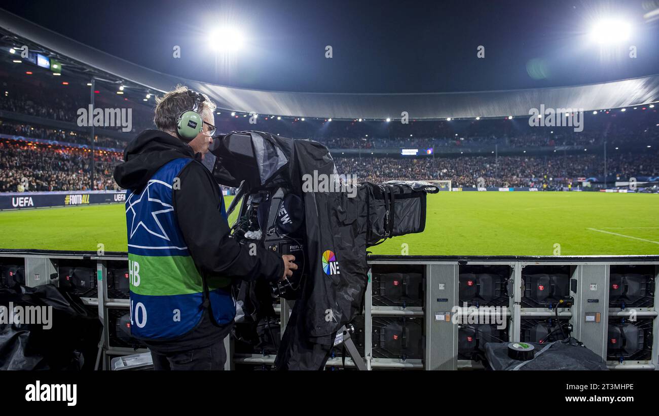 ROTTERDAM - 25 octobre 2023, cameraman au travail lors du match de groupe E de l'UEFA Champions League entre Feyenoord et SS Lazio au Feyenoord Stadium de Kuip le 25 octobre 2023 à Rotterdam, aux pays-Bas. ANP | Hollandse Hoogte | COR LASKER Banque D'Images