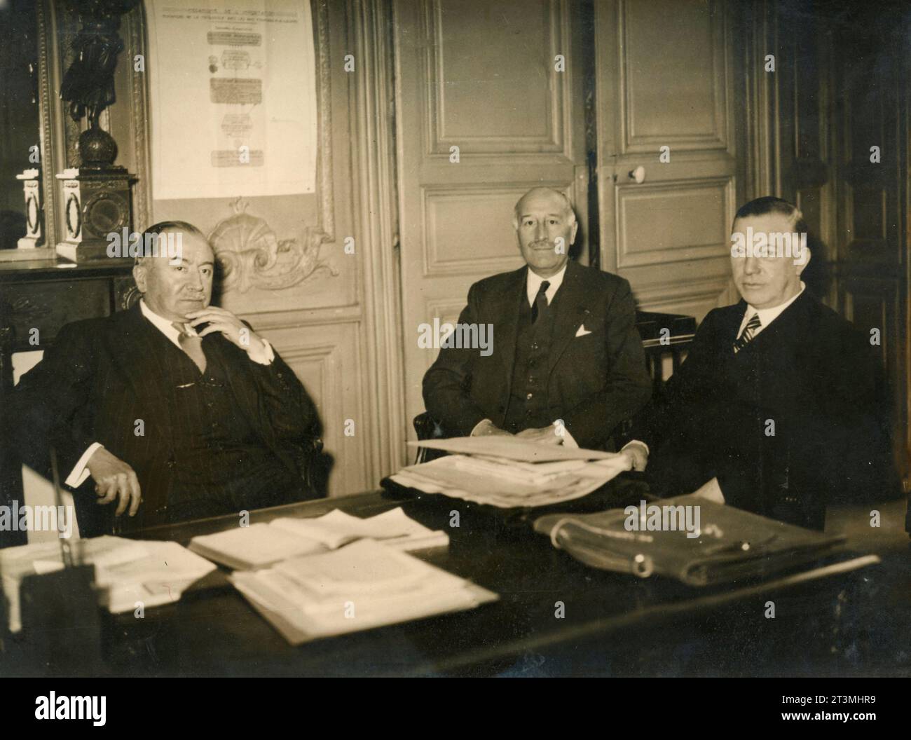 Homme d'affaires britannique Andrew Duncan, président du Board of Trade, Amaury de la Grange, et Louis Rollin, ministre français du Commerce, France 1940 Banque D'Images