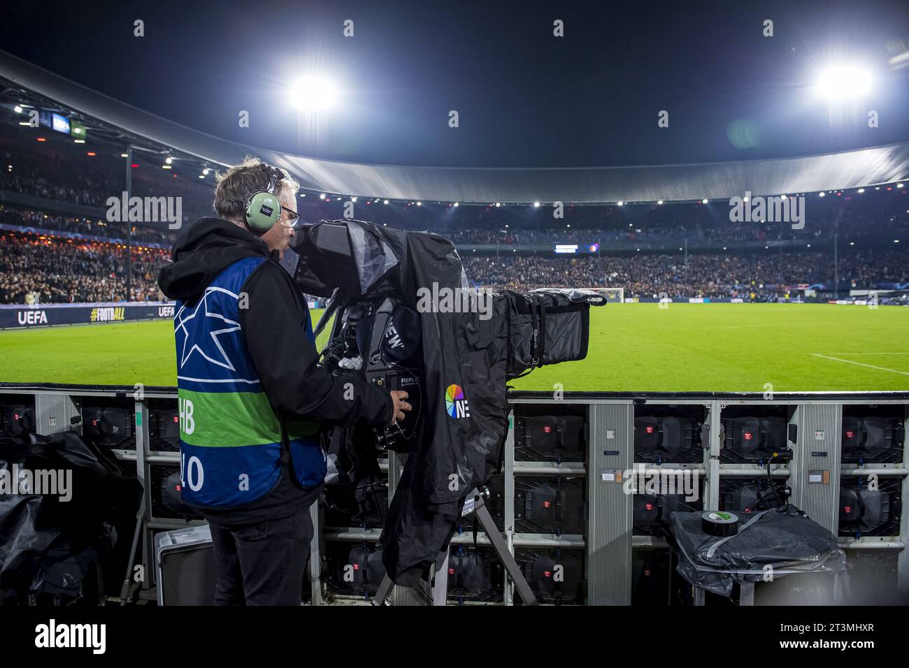 ROTTERDAM - 25 octobre 2023, cameraman au travail lors du match de l'UEFA Champions League dans le groupe E entre Feyenoord et SS Lazio au Feyenoord Stadium de Kuip le 25 octobre 2023 à Rotterdam, pays-Bas. ANP | Hollandse Hoogte | COR LASKER Banque D'Images