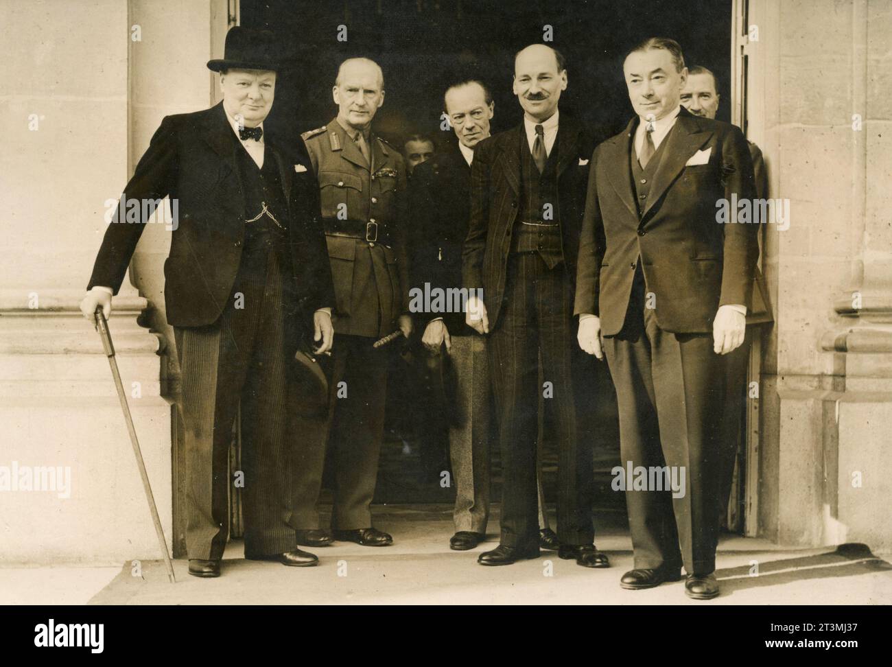 Le politicien britannique Sir Winston Churchill, le général Dill, Sir Ronald Campbell, le major Attlee et Paul Reynaud après la réunion du Conseil suprême de guerre, Paris, France 1940 Banque D'Images