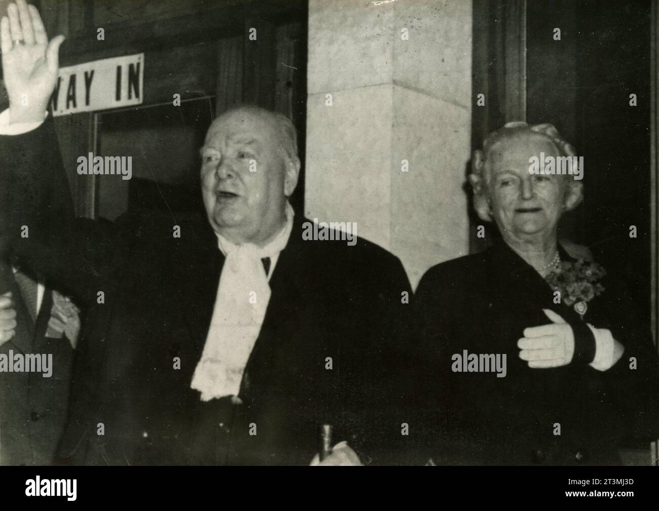 Homme politique britannique Sir Winston Churchill avec sa femme, Londres Royaume-Uni 1955 Banque D'Images