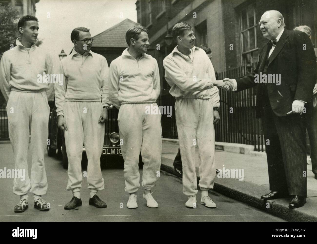 Le politicien britannique Sir Winston Churchill félicite Roger Bannister, Gordon Pirie, Chris Brasher et Chris Chataway de l'association caritative de l'église, Londres, Royaume-Uni 1954 Banque D'Images