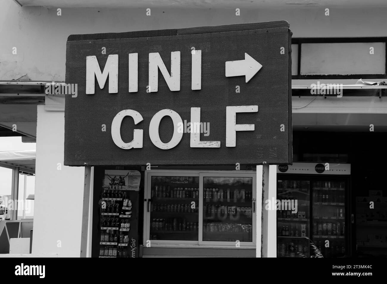 Panneau Mini Golf noir et blanc pointant vers la direction où le jeu de sport d'attraction est joué Banque D'Images