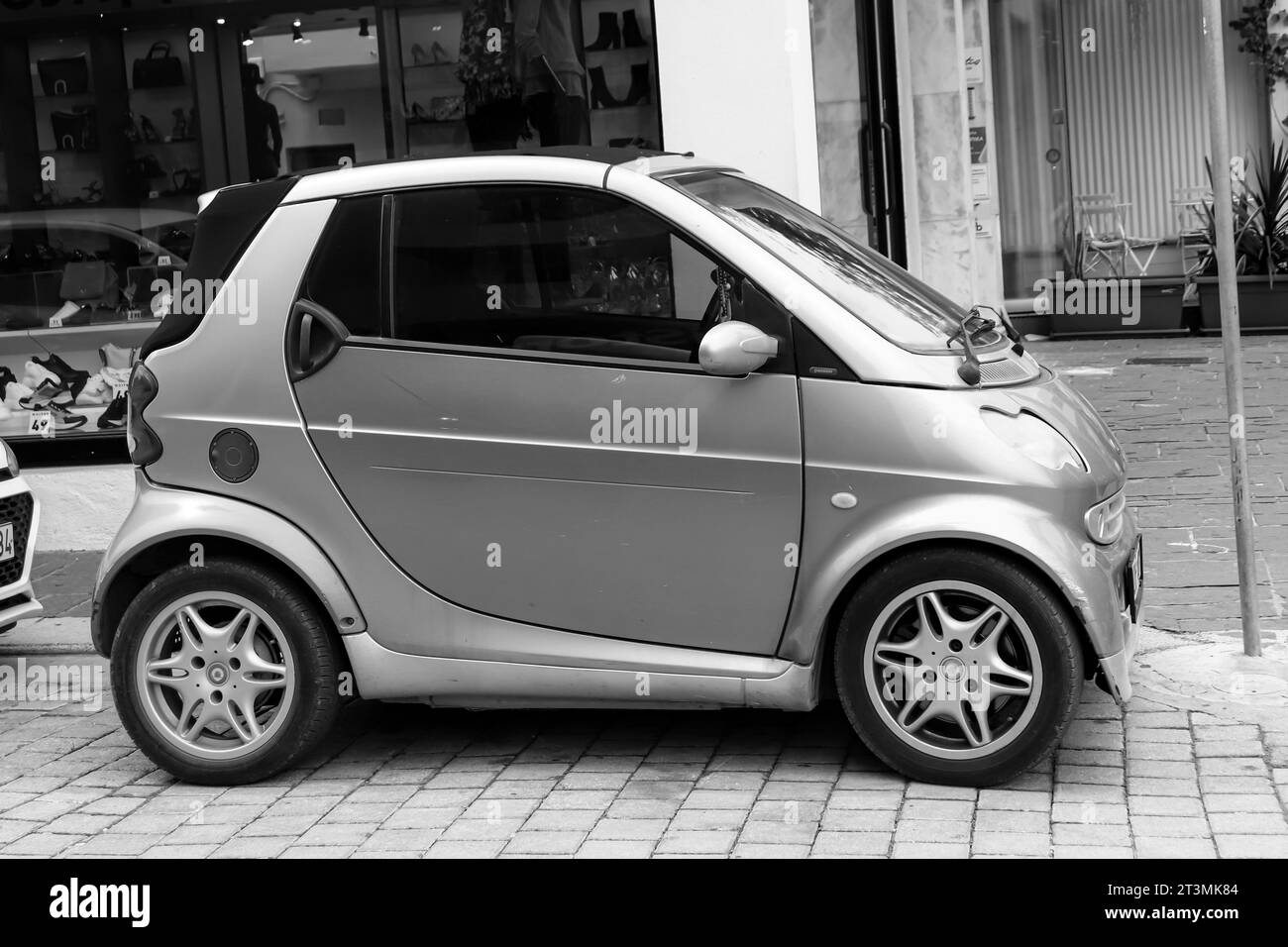 Smart Fortwo rose vif, une citadine biplace construite par la division Smart du groupe Mercedes-Benz en noir et blanc Banque D'Images