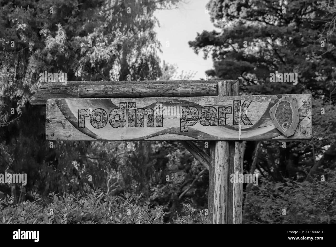 Noir et blanc Rodini Park, un parc de verdure paisible et tranquille dans le centre-ville de Rhodes panneau d'information en bois d'entrée Banque D'Images